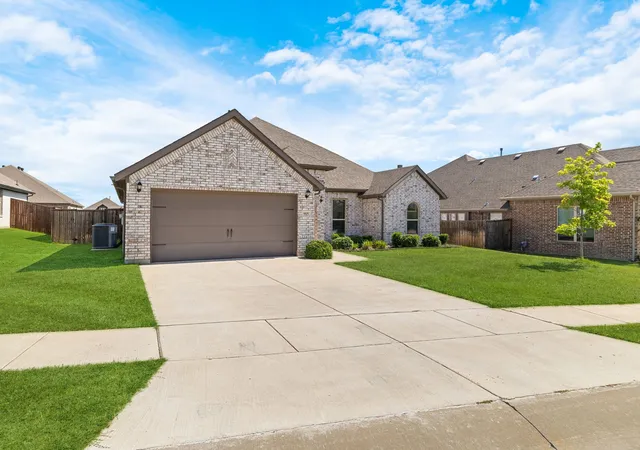 Photo 2 of Single family home for sale at 915 Timber Ridge Dr, Justin, TX 76247 | MLS# 21321640 | Listing updated on 2026-09-13
