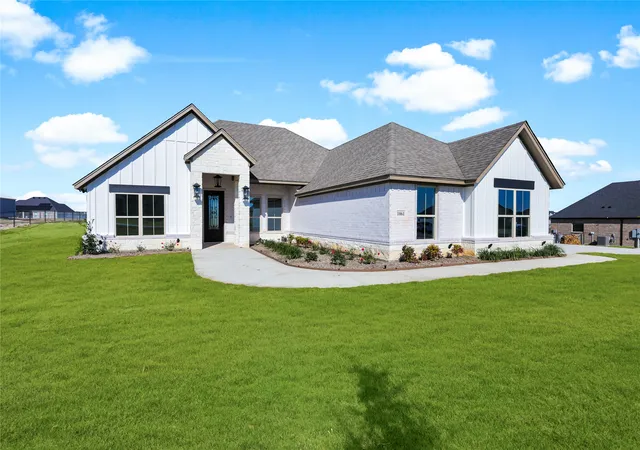 Photo 2 of Single family home for sale at 1061 Uplift Dr, Weatherford, TX 76087 | MLS# 21320875 | Listing updated on 2026-09-09
