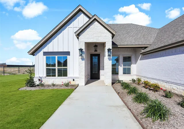 Photo 3 of Single family home for sale at 1061 Uplift Dr, Weatherford, TX 76087 | MLS# 21320875 | Listing updated on 2026-09-09