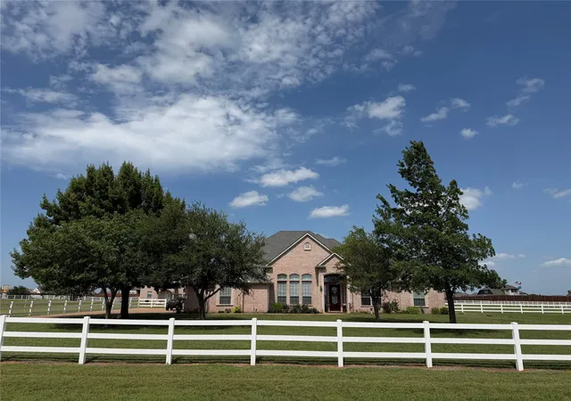 Photo 1 of Single family home for sale at 1009 Summerlin Dr, Granbury, TX 76048 | MLS# 21320455 | Listing updated on 2026-08-01
