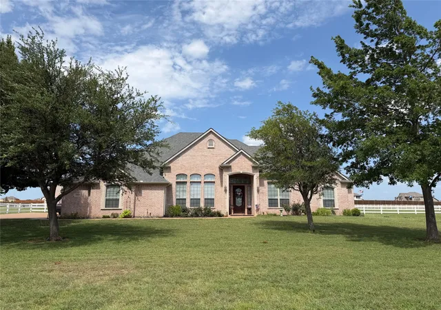 Photo 2 of Single family home for sale at 1009 Summerlin Dr, Granbury, TX 76048 | MLS# 21320455 | Listing updated on 2026-08-01