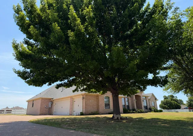 Photo 3 of Single family home for sale at 1009 Summerlin Dr, Granbury, TX 76048 | MLS# 21320455 | Listing updated on 2026-08-01