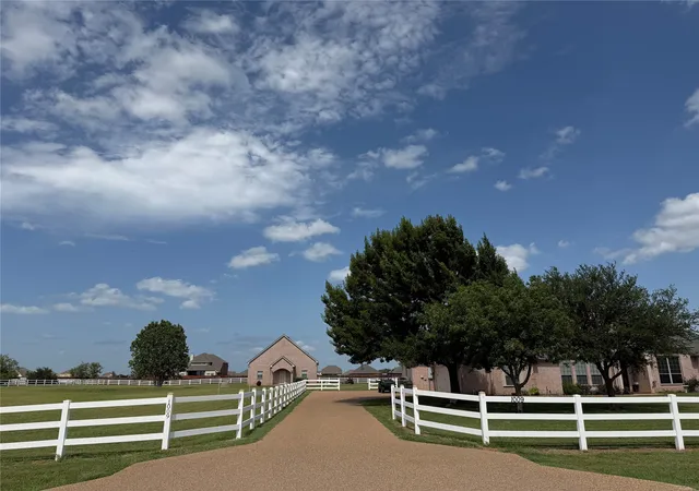 Photo 3 of Single family home for sale at 1009 Summerlin Dr, Granbury, TX 76048 | MLS# 21320455 | Listing updated on 2026-09-30