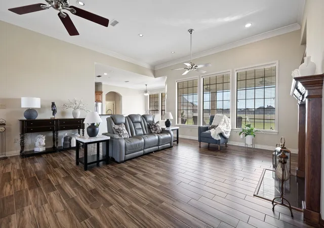 Photo 4 of Single family home for sale at 1009 Summerlin Dr, Granbury, TX 76048 | MLS# 21320455 | Listing updated on 2026-09-30