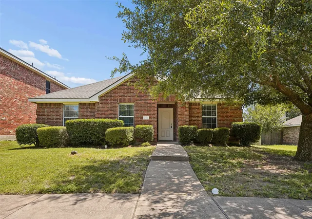 Photo 1 of Single family home for sale at 205 Rosewood Ct, Red Oak, TX 75154 | MLS# 21321282 | Listing updated on 2026-10-06