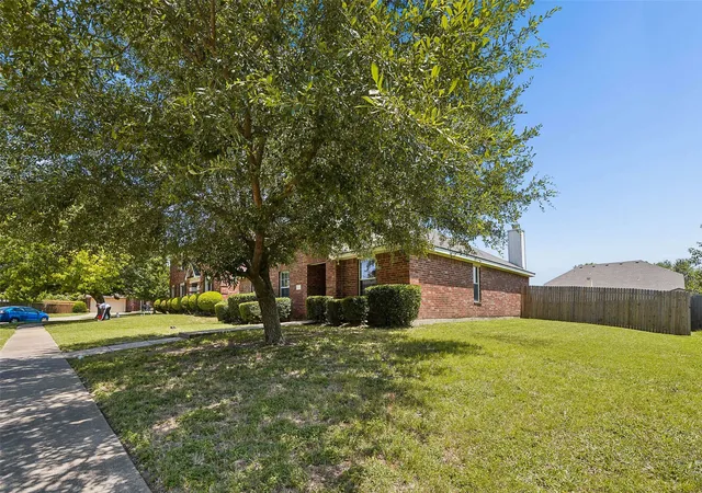 Photo 2 of Single family home for sale at 205 Rosewood Ct, Red Oak, TX 75154 | MLS# 21321282 | Listing updated on 2026-10-06