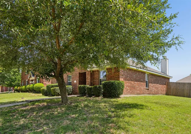Photo 3 of Single family home for sale at 205 Rosewood Ct, Red Oak, TX 75154 | MLS# 21321282 | Listing updated on 2026-10-06
