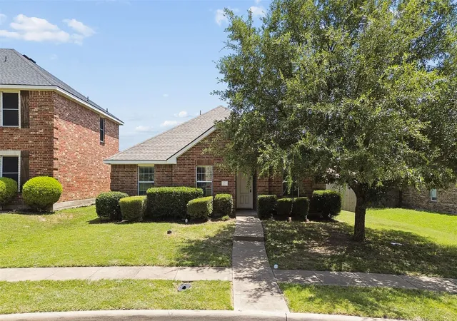 Photo 4 of Single family home for sale at 205 Rosewood Ct, Red Oak, TX 75154 | MLS# 21321282 | Listing updated on 2026-10-06