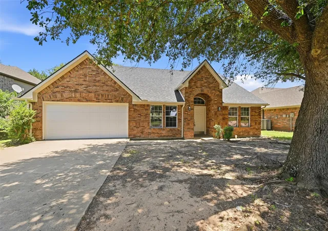Photo 2 of Sale Pending at 1709 Fairway Dr, Sherman, TX 75090 | MLS# 21241338 | Listing updated on 2026-09-09