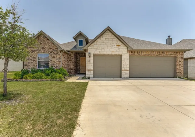 Photo 2 of Sale Pending at 120 Rosemary Dr, Azle, TX 76020 | MLS# 21322187 | Listing updated on 2026-09-14