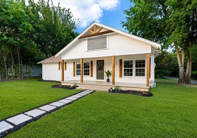 Photo 2 of Single family home for sale at 1325 Navarro Dr, Corsicana, TX 75110 | MLS# 21322583 | Listing updated on 2026-07-31