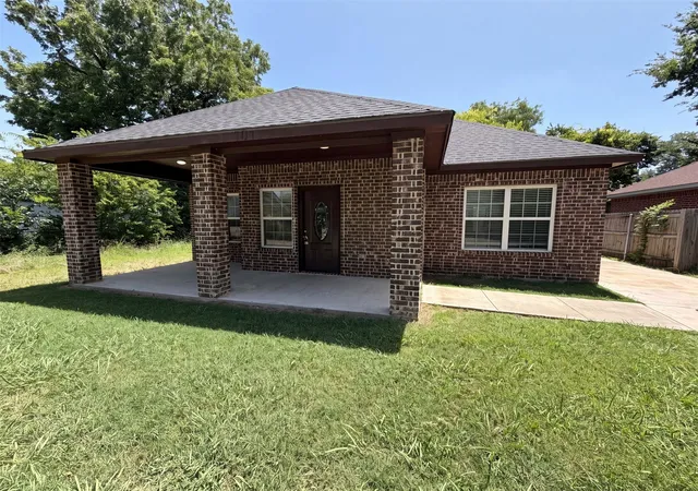 Photo 1 of Single family home for sale at 101 Griffin St, Waxahachie, TX 75165 | MLS# 21322683 | Listing updated on 2026-10-06