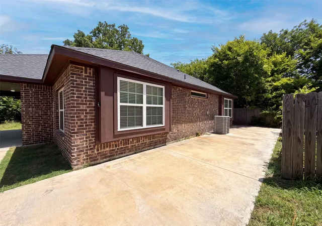 Photo 4 of Single family home for sale at 101 Griffin St, Waxahachie, TX 75165 | MLS# 21322683 | Listing updated on 2026-10-06