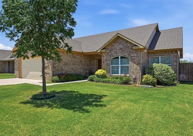 Photo 1 of Single family home for sale at 816 E Northside Dr, Pilot Point, TX 76258 | MLS# 21318405 | Listing updated on 2026-09-12
