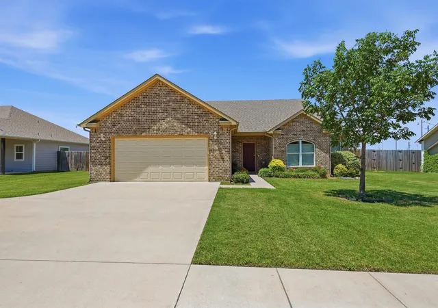 Photo 2 of Single family home for sale at 816 E Northside Dr, Pilot Point, TX 76258 | MLS# 21318405 | Listing updated on 2026-09-12