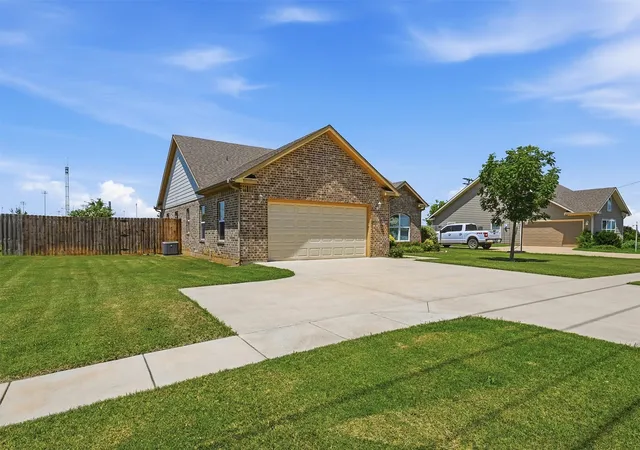 Photo 3 of Single family home for sale at 816 E Northside Dr, Pilot Point, TX 76258 | MLS# 21318405 | Listing updated on 2026-09-12