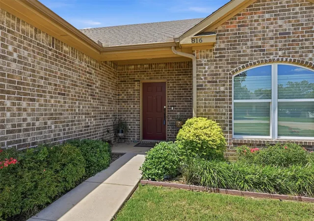 Photo 4 of Single family home for sale at 816 E Northside Dr, Pilot Point, TX 76258 | MLS# 21318405 | Listing updated on 2026-09-12