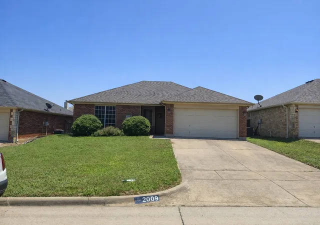 Photo 3 of Single family home for sale at 2009 Wahoo Dr, Mansfield, TX 76063 | MLS# 21322254 | Listing updated on 2026-09-28