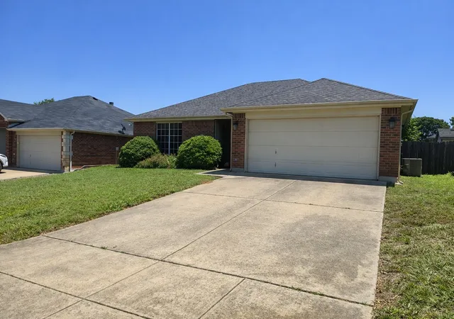 Photo 3 of Single family home for sale at 2009 Wahoo Dr, Mansfield, TX 76063 | MLS# 21322254 | Listing updated on 2026-09-28