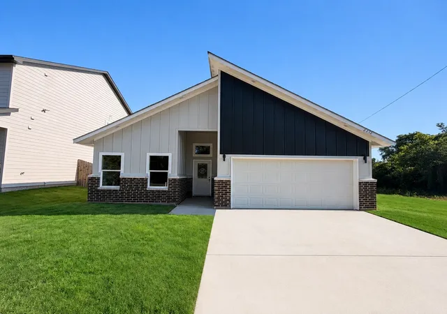 Photo 1 of Single family home for sale at 2212 Polk St, Greenville, TX 75401 | MLS# 21320158 | Listing updated on 2026-09-13