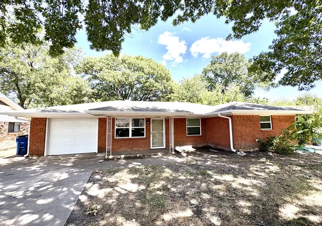 Photo 2 of Sale Pending at 1110 Edgewood, Ennis, TX 75119 | MLS# 21323034 | Listing updated on 2026-09-09