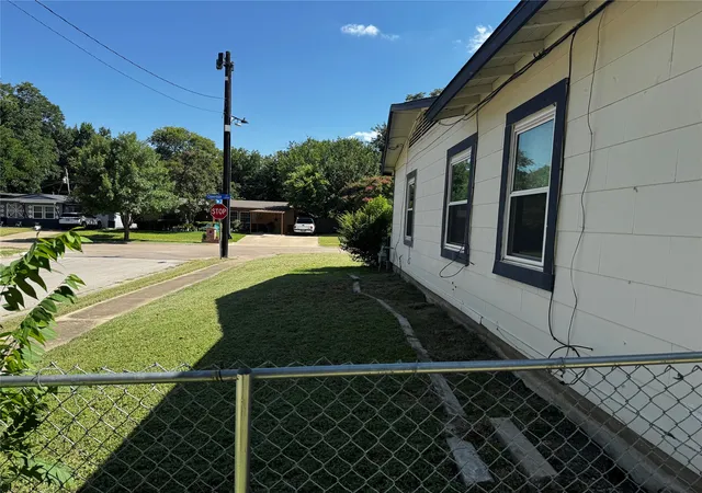 Photo 3 of Single family home for sale at 2009 Cloverdale St, Arlington, TX 76010 | MLS# 21323054 | Listing updated on 2026-09-07