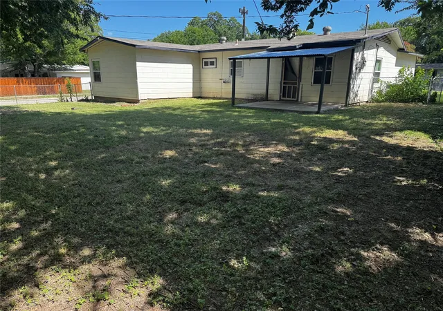 Photo 3 of Single family home for sale at 2009 Cloverdale St, Arlington, TX 76010 | MLS# 21323054 | Listing updated on 2026-09-07