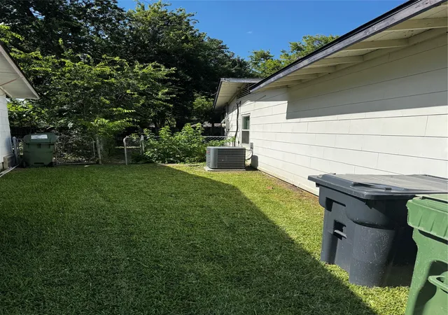 Photo 4 of Single family home for sale at 2009 Cloverdale St, Arlington, TX 76010 | MLS# 21323054 | Listing updated on 2026-09-07