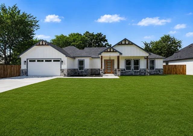 Photo 1 of Single family home for sale at 115 Dennis Dr, Azle, TX 76020 | MLS# 21309616 | Listing updated on 2026-09-11