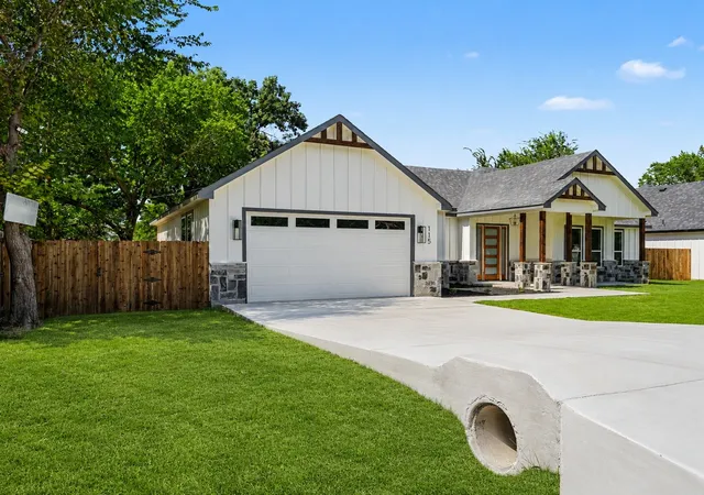 Photo 2 of Single family home for sale at 115 Dennis Dr, Azle, TX 76020 | MLS# 21309616 | Listing updated on 2026-09-11