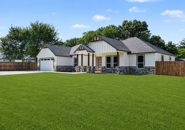 Photo 3 of Single family home for sale at 115 Dennis Dr, Azle, TX 76020 | MLS# 21309616 | Listing updated on 2026-09-11