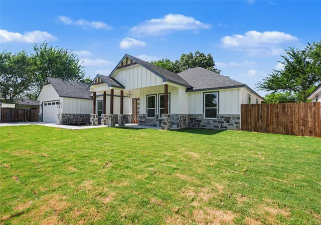 Single family home for sale at 115 Dennis Dr, Azle, TX 76020 | MLS# 21309616 | Listing updated on 2026-10-06