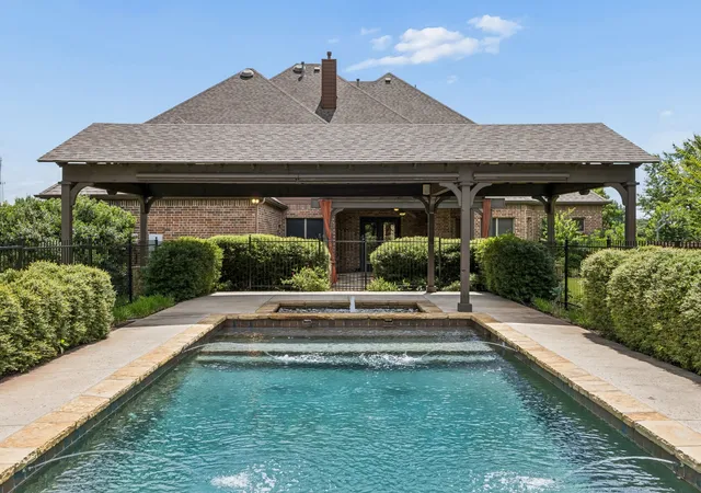 Photo 1 of Single family home for sale at 2012 Woodbine Cir, Southlake, TX 76092 | MLS# 21318648 | Listing updated on 2026-09-14