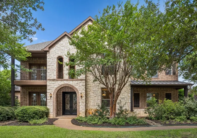 Photo 2 of Single family home for sale at 2012 Woodbine Cir, Southlake, TX 76092 | MLS# 21318648 | Listing updated on 2026-09-14