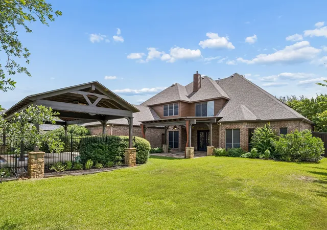 Photo 3 of Single family home for sale at 2012 Woodbine Cir, Southlake, TX 76092 | MLS# 21318648 | Listing updated on 2026-09-14