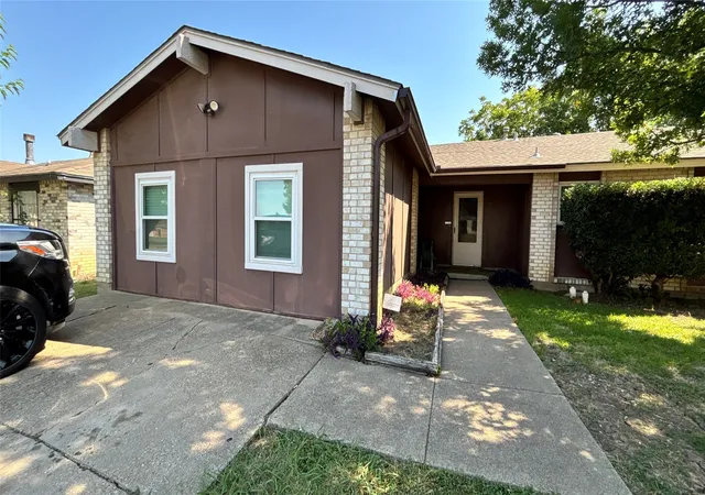 Photo 2 of Single family home for sale at 1117 High Point Rd, Arlington, TX 76015 | MLS# 21323365 | Listing updated on 2026-07-30