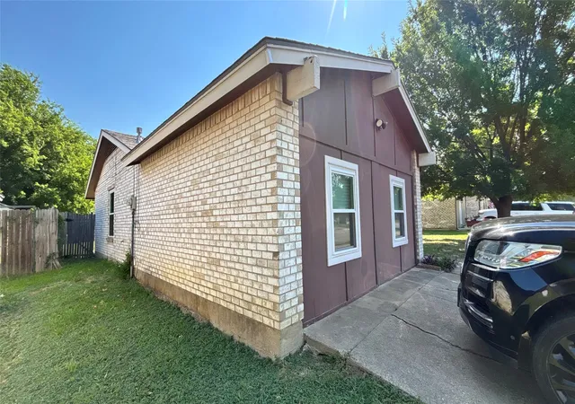 Photo 3 of Single family home for sale at 1117 High Point Rd, Arlington, TX 76015 | MLS# 21323365 | Listing updated on 2026-07-30