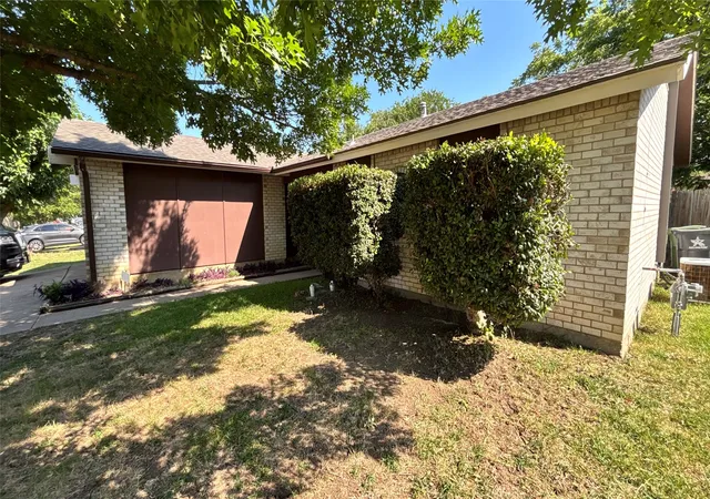 Photo 4 of Single family home for sale at 1117 High Point Rd, Arlington, TX 76015 | MLS# 21323365 | Listing updated on 2026-07-30