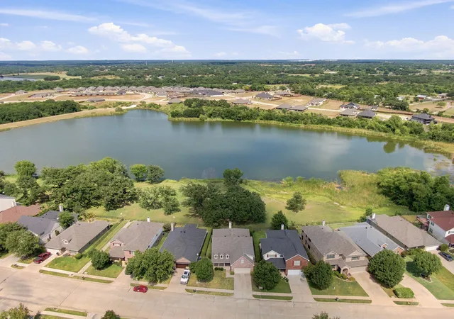 Photo 3 of Sale Pending at 3009 Shoreline Dr, Burleson, TX 76028 | MLS# 21318362 | Listing updated on 2026-09-14