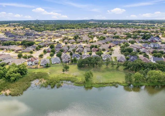 Photo 4 of Sale Pending at 3009 Shoreline Dr, Burleson, TX 76028 | MLS# 21318362 | Listing updated on 2026-09-14
