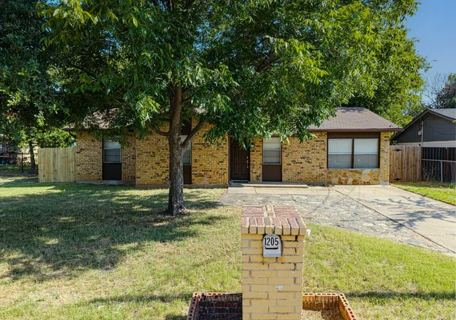 Photo 1 of Single family home for sale at 1205 Se 14th St, Mineral Wells, TX 76067 | MLS# 21323593 | Listing updated on 2026-09-22