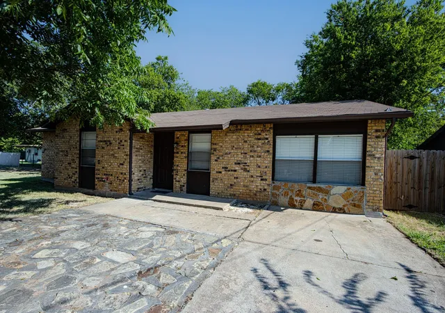 Photo 2 of Single family home for sale at 1205 Se 14th St, Mineral Wells, TX 76067 | MLS# 21323593 | Listing updated on 2026-09-22