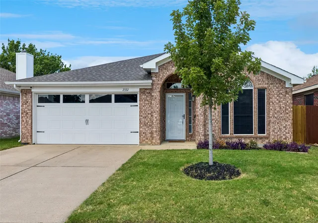 Photo 1 of Sale Pending at 2332 Cap Rock Ln, Fort Worth, TX 76133 | MLS# 21322216 | Listing updated on 2026-09-08