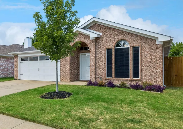 Photo 2 of Sale Pending at 2332 Cap Rock Ln, Fort Worth, TX 76133 | MLS# 21322216 | Listing updated on 2026-09-08