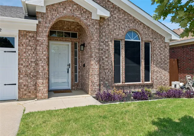 Photo 3 of Sale Pending at 2332 Cap Rock Ln, Fort Worth, TX 76133 | MLS# 21322216 | Listing updated on 2026-09-08