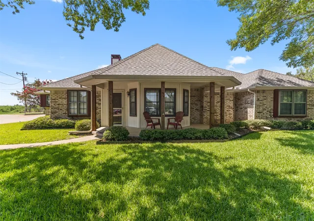 Photo 2 of Sale Pending at 740 Squire Pl, Red Oak, TX 75154 | MLS# 21323825 | Listing updated on 2026-09-20