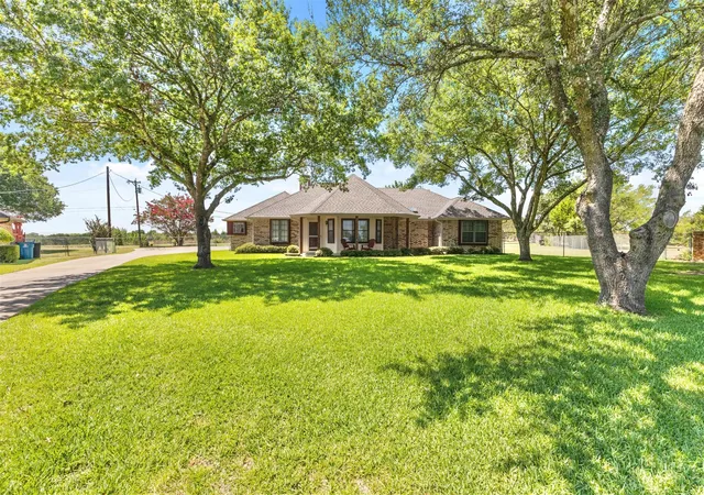 Photo 3 of Sale Pending at 740 Squire Pl, Red Oak, TX 75154 | MLS# 21323825 | Listing updated on 2026-09-20