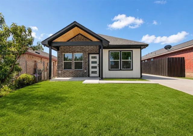 Photo 2 of Single family home for sale at 9704 Valley Mills Ln, Dallas, TX 75227 | MLS# 21317886 | Listing updated on 2026-09-14