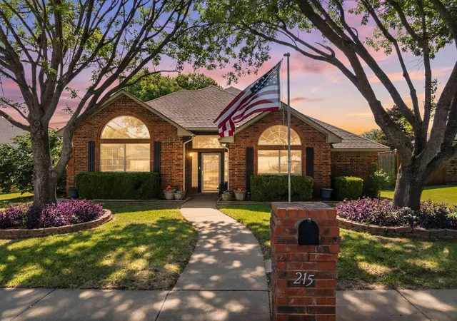 Photo 1 of Single family home for sale at 215 Sioux Dr, Waxahachie, TX 75165 | MLS# 21318246 | Listing updated on 2026-09-12