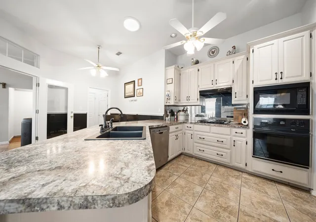 Photo 4 of Single family home for sale at 215 Sioux Dr, Waxahachie, TX 75165 | MLS# 21318246 | Listing updated on 2026-09-12